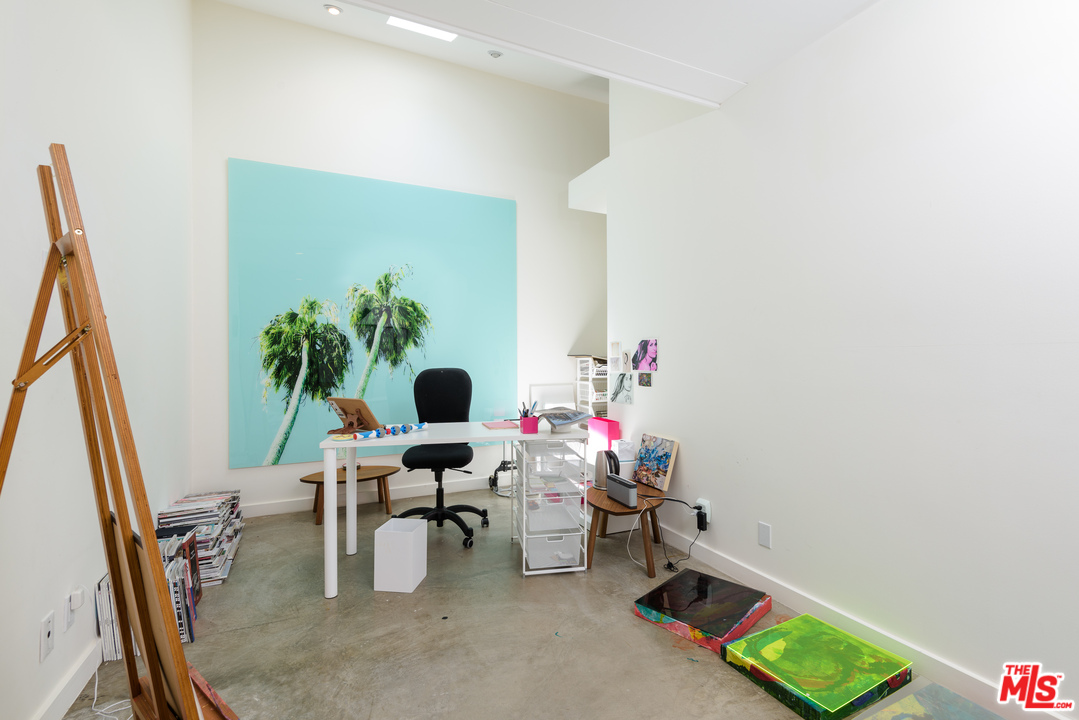 871 Leonard Road Los Angeles, CA 90049 - Photo 16 of 28 a room with furniture and a potted plant
