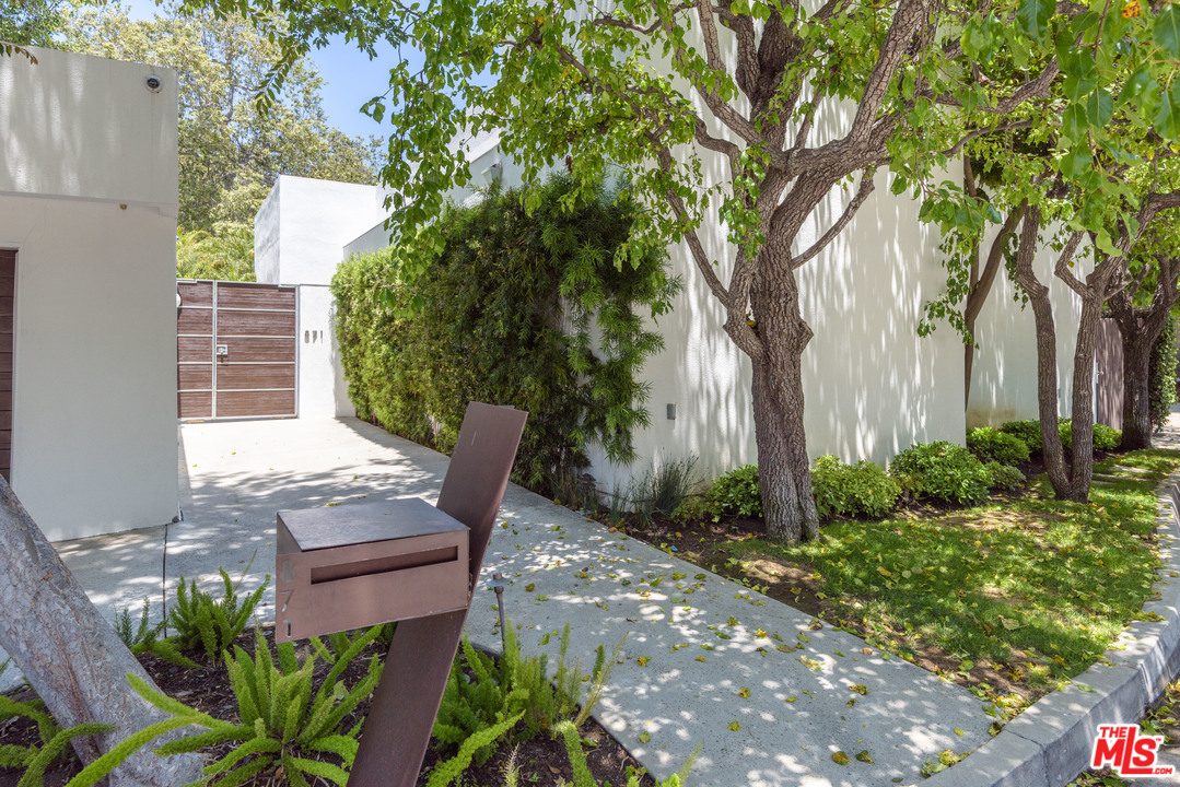 871 Leonard Road Los Angeles, CA 90049 - Photo 23 of 28 a view of a backyard with sitting area