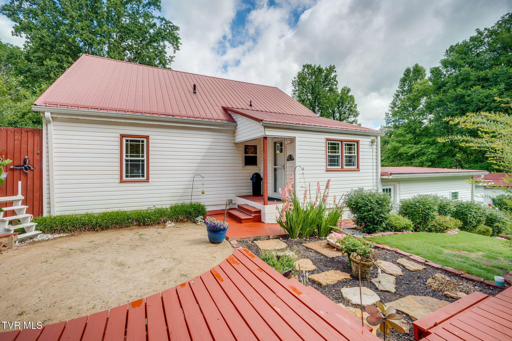 1384 Walnut Grove Road Bluff City, TN 37618 - Photo 34 of 43 033