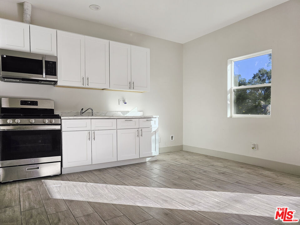 38580 Rancho Los Cerritos Drive, Unit S1 Indio, CA 92203 - Photo 3 of 39 a view of a kitchen with electric appliances