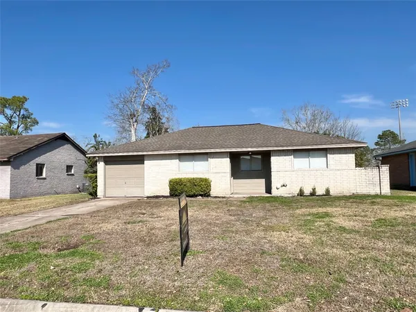$1,825 | 303 Brigadoon Lane, Friendswood, TX 77546