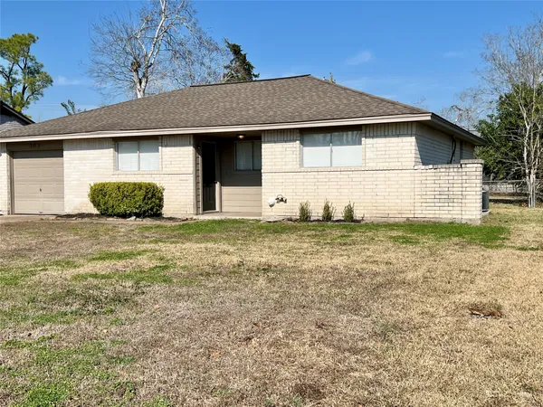 $1,825 | 303 Brigadoon Lane, Friendswood, TX 77546