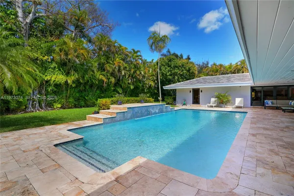 a view of a yard in front of house