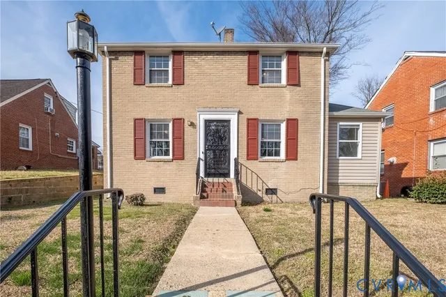 a view of a house with backyard and deck
