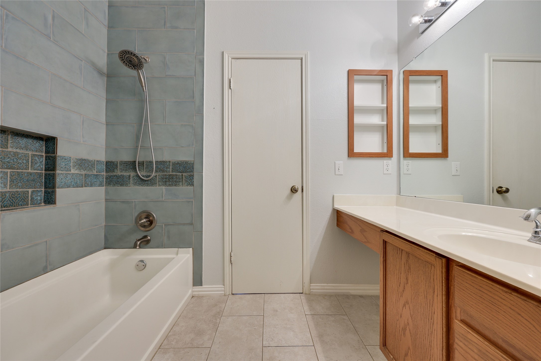 122 Avenida Brisa Fresca Road Kyle, TX 78640 - Photo 24 of 36 Upstairs bathroom