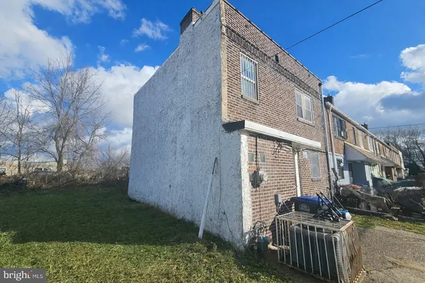 a front view of house with yard