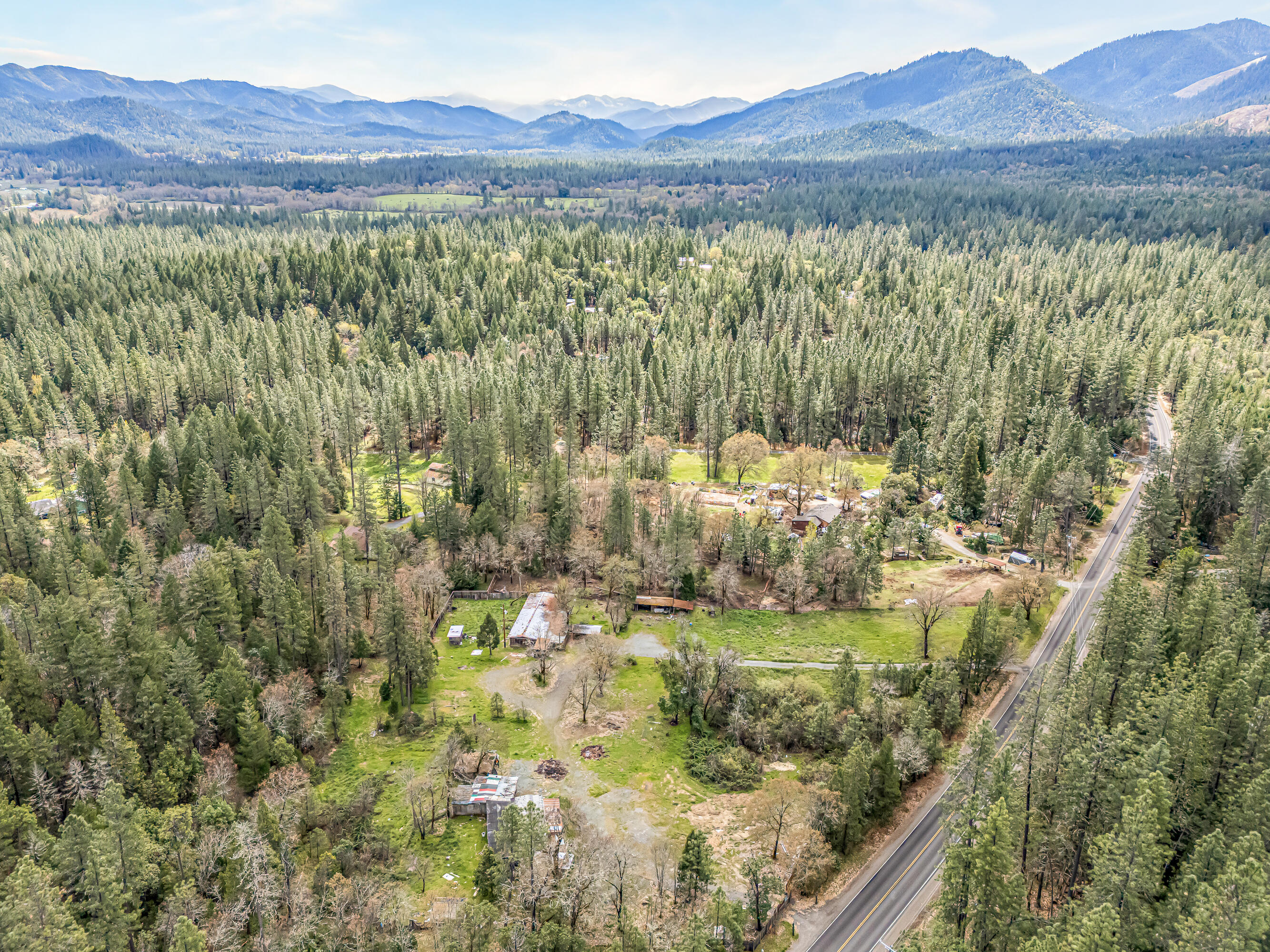 9650 West Evans Creek Road Rogue River, OR 97537 - Photo 5 of 10 a view of lake and mountain