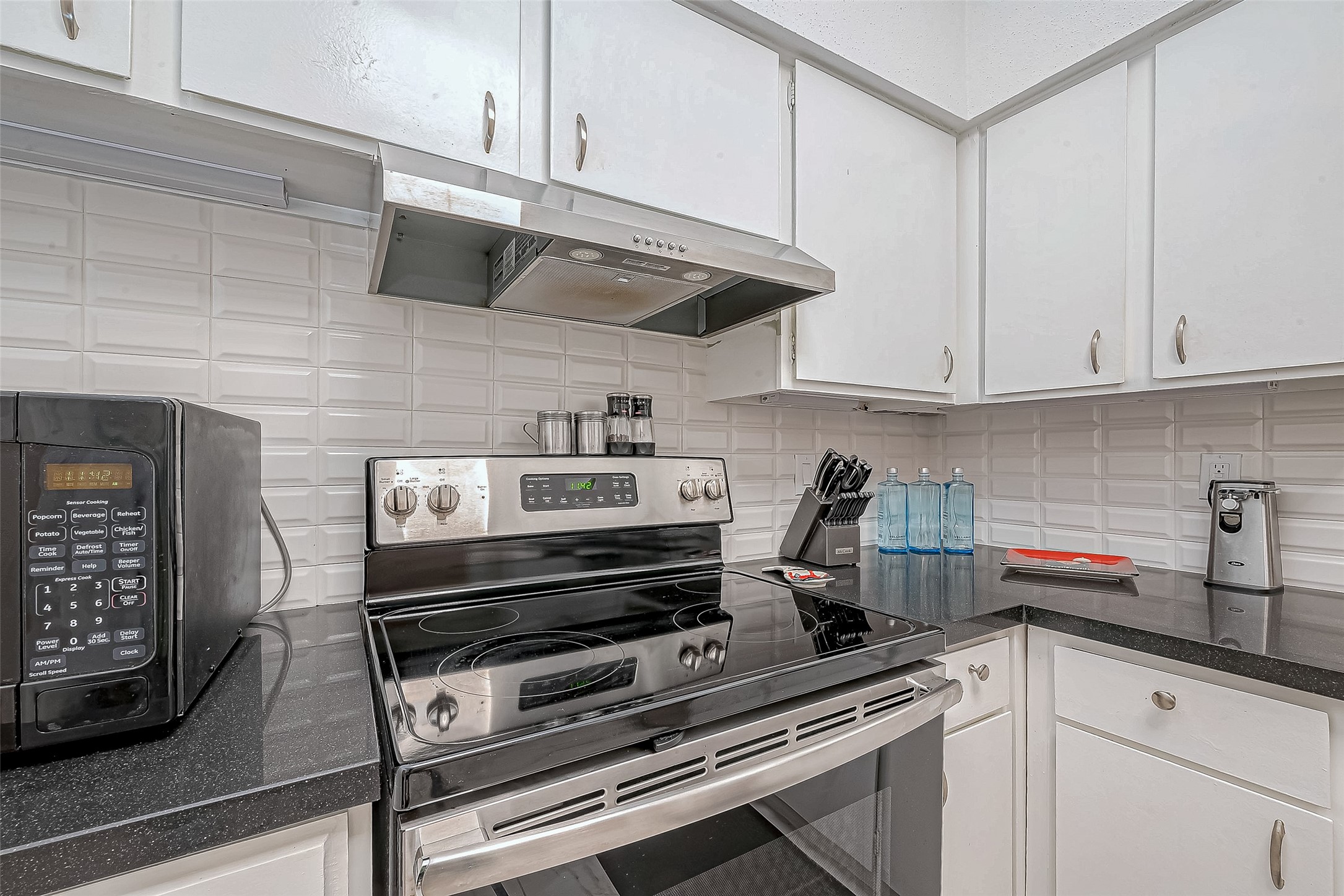 2100 Tanglewilde Street, Unit 189 Houston, TX 77063 - Photo 15 of 31 Kitchen with under cabinet lighting