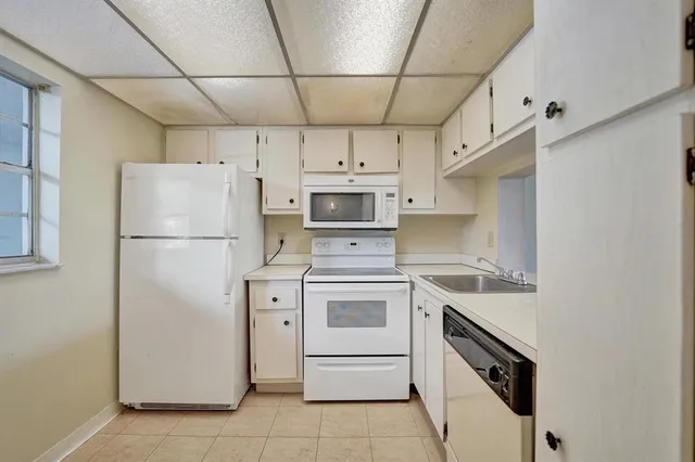 $190,000 | 9440 Poinciana Place, Unit 109, Davie, FL 33324