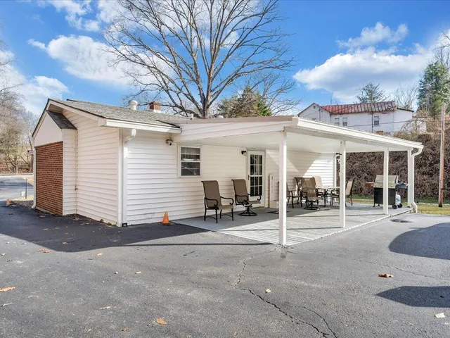 a view of a house with a garage