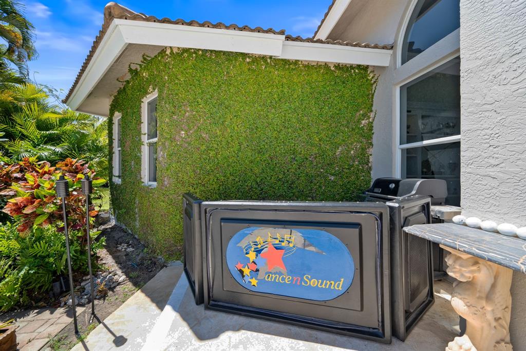 3950 Fieldview Way Wellington, FL 33414 - Photo 7 of 29 a backyard of a house with lots of green space