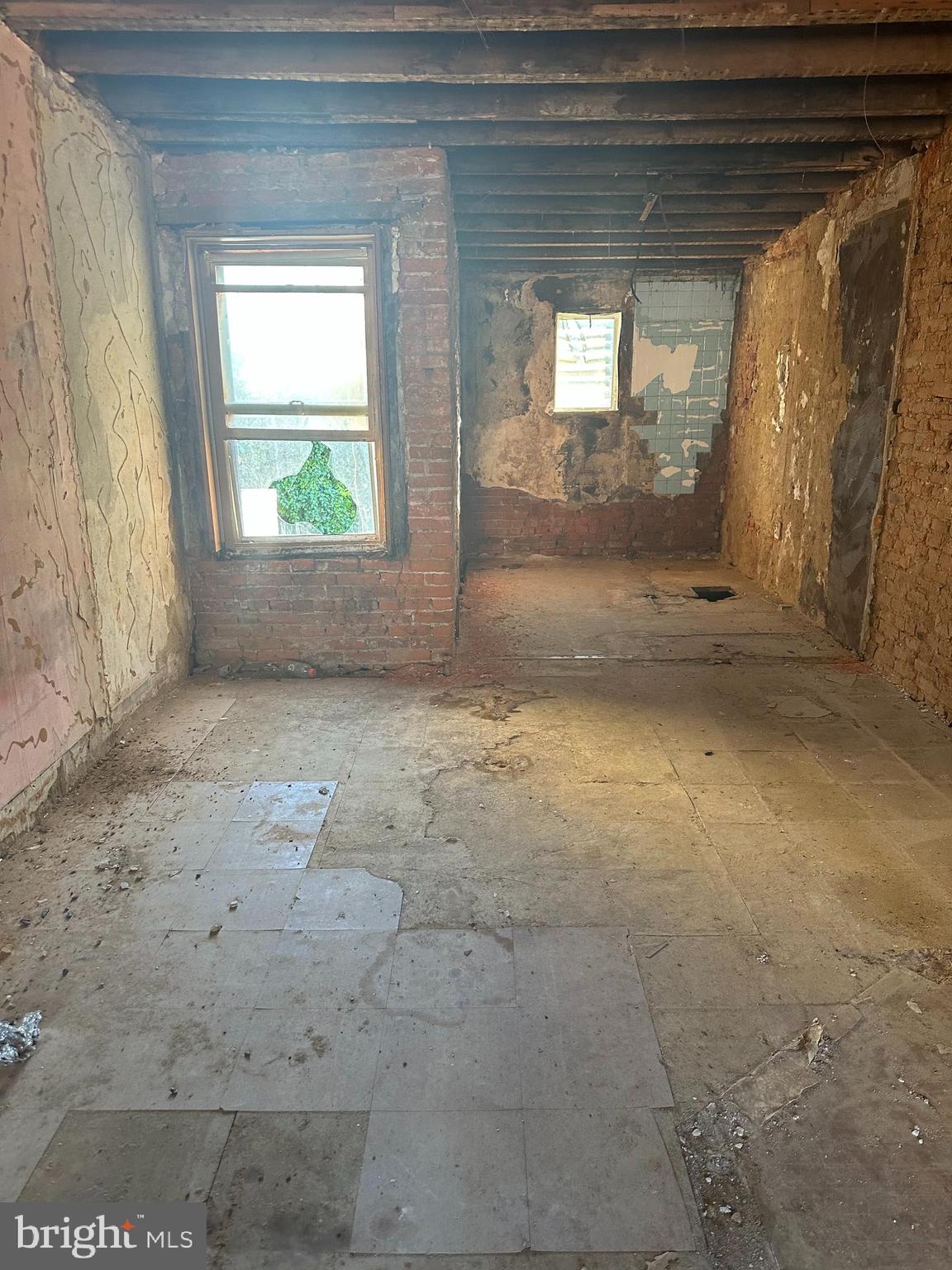 2543 North Lee Street Philadelphia, PA 19125 - Photo 5 of 8 an empty room with windows