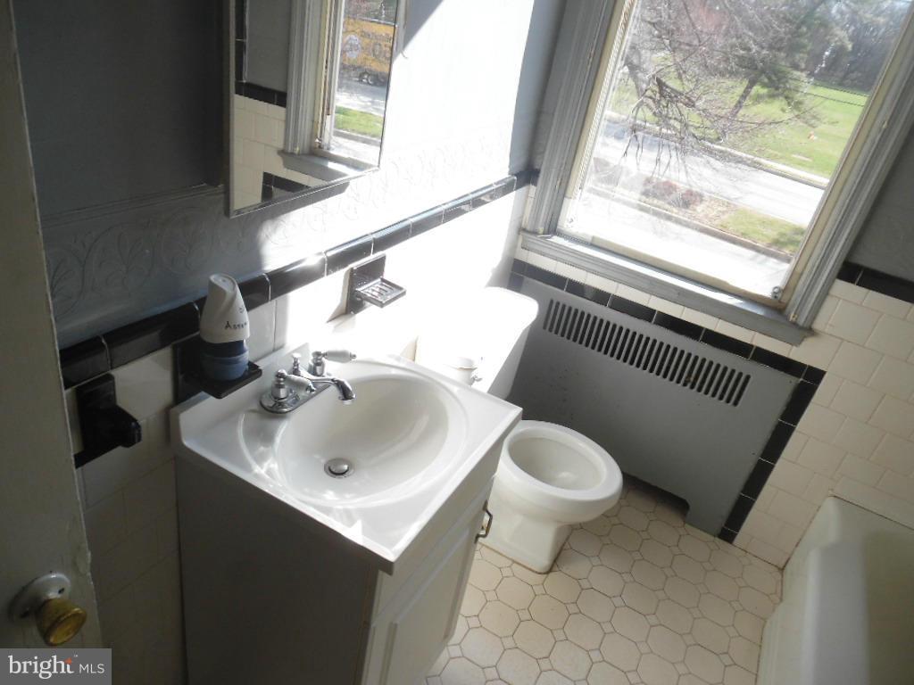 4054 Hillen Road Baltimore, MD 21218 - Photo 7 of 10 Bath