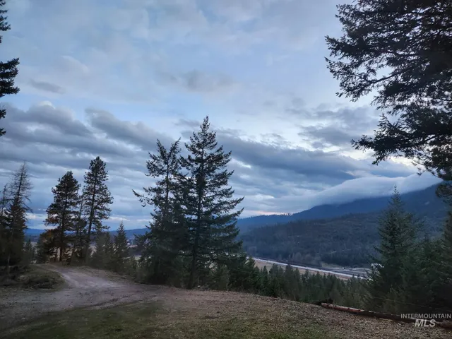 $1,395,000 | 325 Wambli Wahohpi, Cocolalla, ID 83813