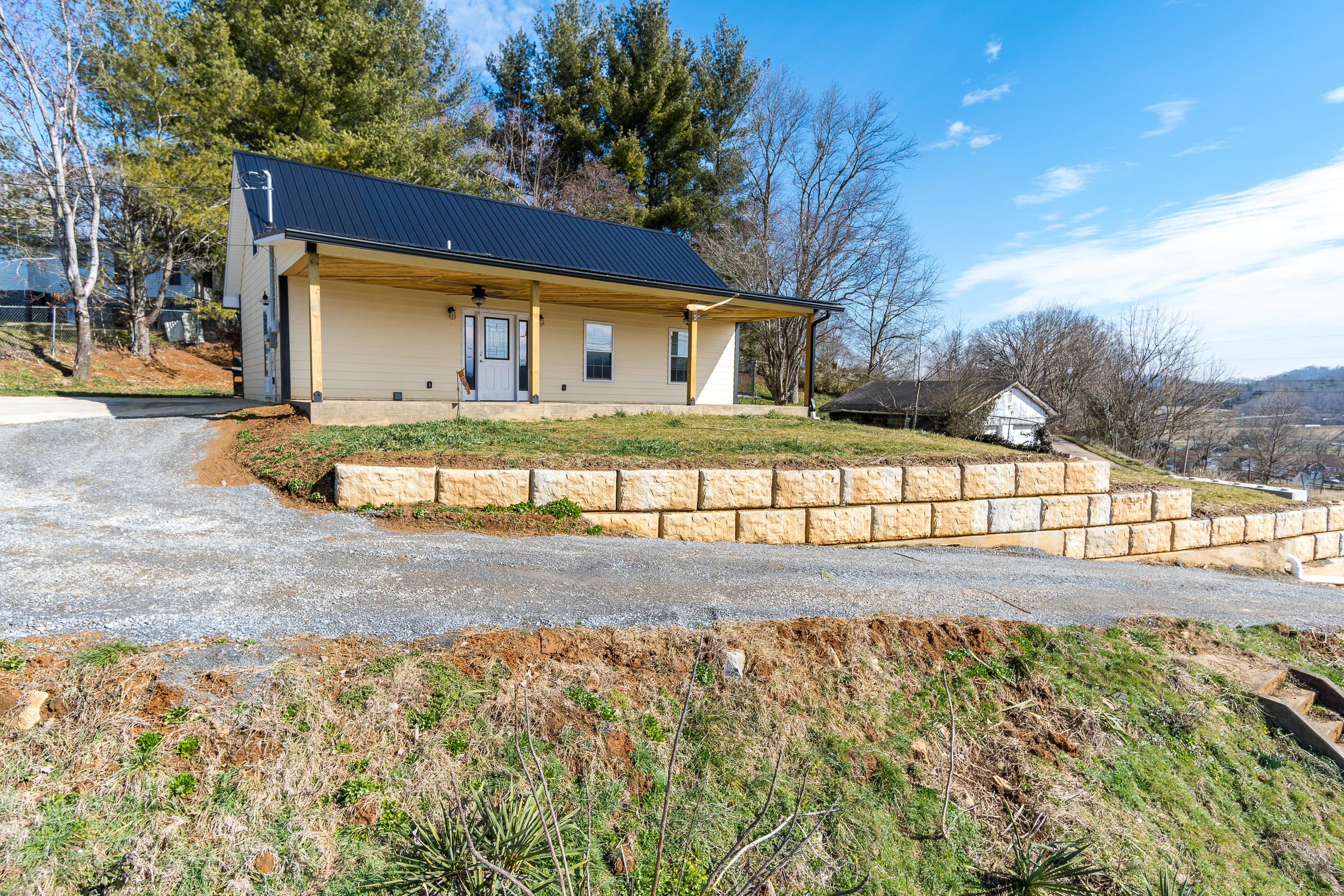 327 Happy Valley Road Johnson City, TN 37601 - Photo 3 of 42 exterior-6