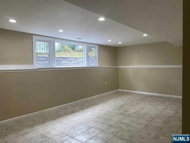 $5,000 | 352 Maplewood Drive, Paramus, NJ 07652