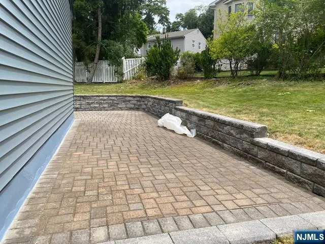 a view of a yard with plants