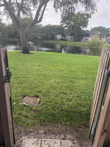 a view of a back yard