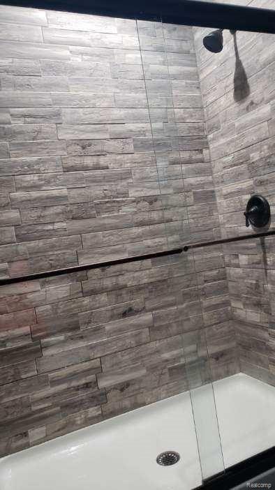 7488 Lahring Road Gaines, MI 48436 - Photo 7 of 10 bedroom bathroom.jpg