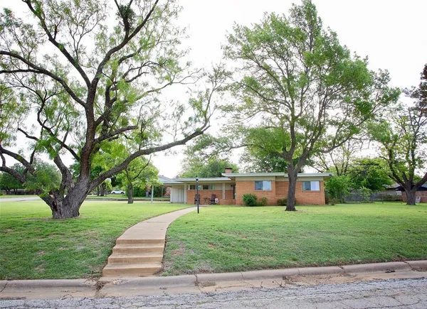 $159,999 | 1400 Brazos Street, Graham, TX 76450