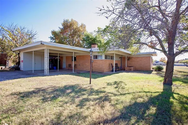 $170,000 | 1400 Brazos Street, Graham, TX 76450