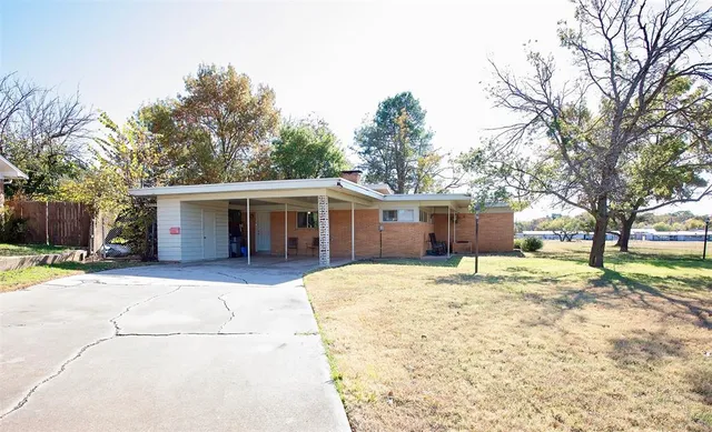 $170,000 | 1400 Brazos Street, Graham, TX 76450