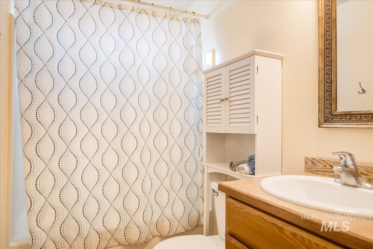 215 Little Cedar Street Hansen, ID 83334 - Photo 15 of 26 Bathroom with vanity and curtained shower