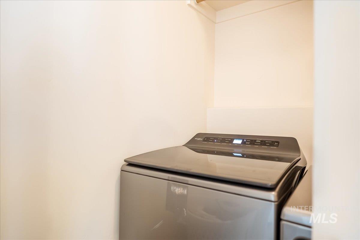 215 Little Cedar Street Hansen, ID 83334 - Photo 19 of 26 Laundry area with washer / clothes dryer