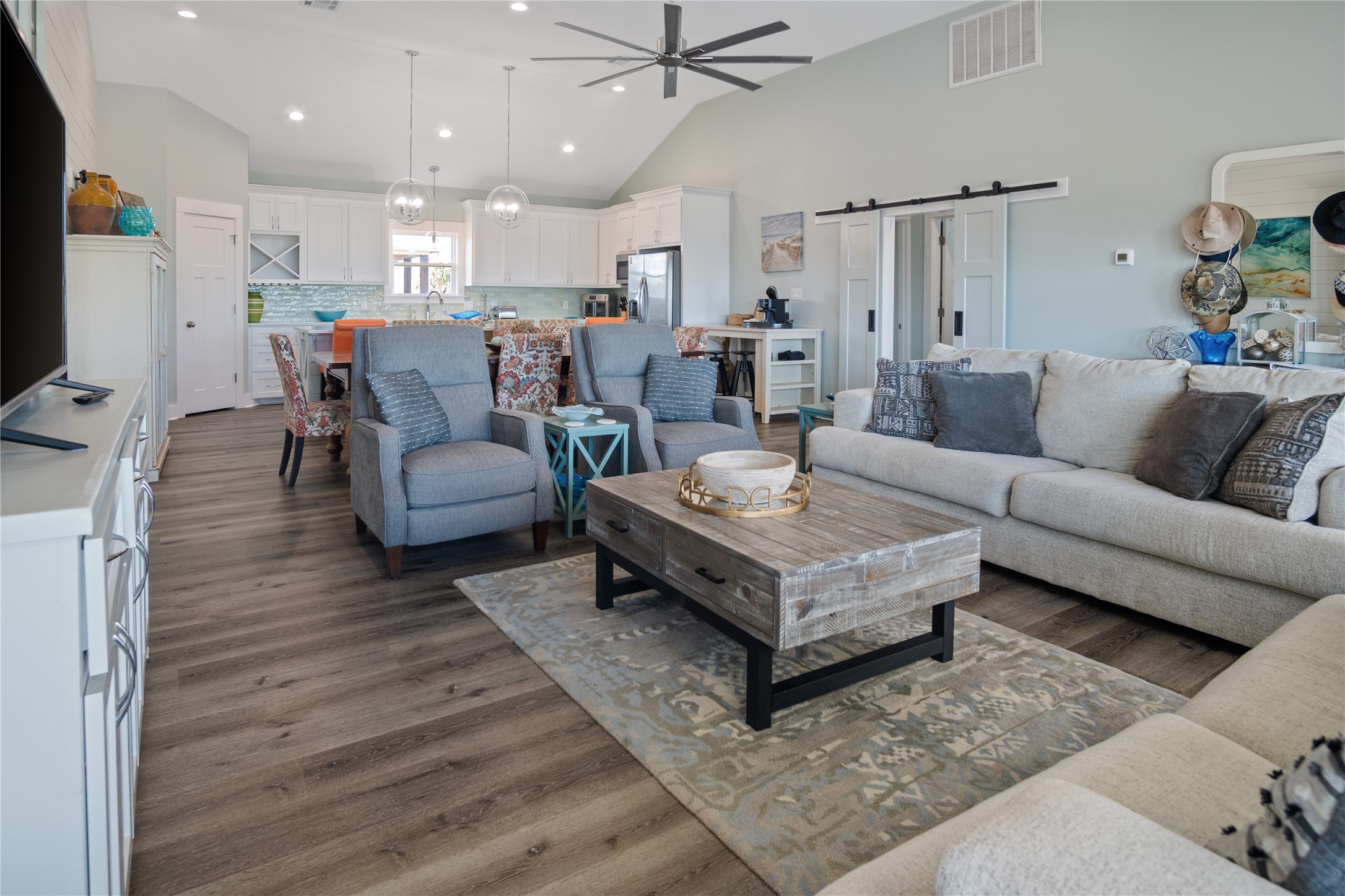 940 Raymond Port Bolivar, TX 77650 - Photo 21 of 46 a living room with furniture and a flat screen tv