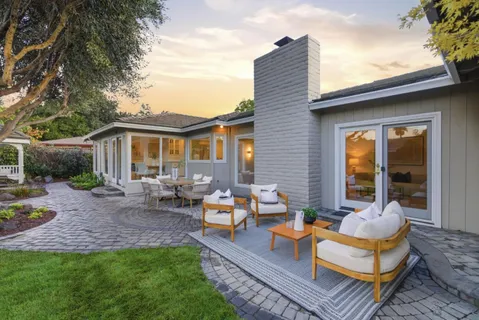 a view of a backyard