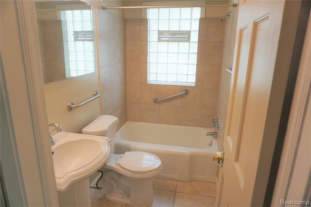 15735 Evergreen Road Detroit, MI 48223 - Photo 12 of 26