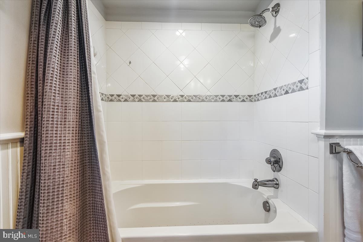 221 Gibson Road Annapolis, MD 21401 - Photo 39 of 58 Upper level bath