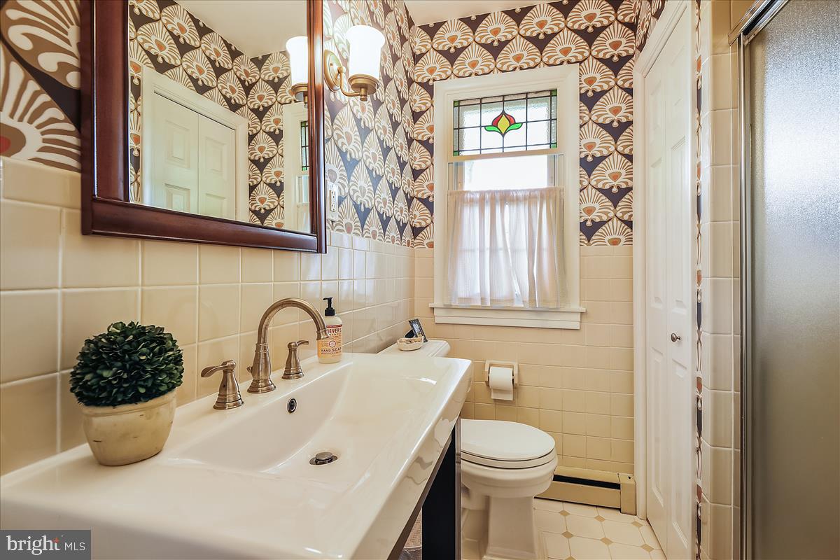 221 Gibson Road Annapolis, MD 21401 - Photo 41 of 58 Main level full bath