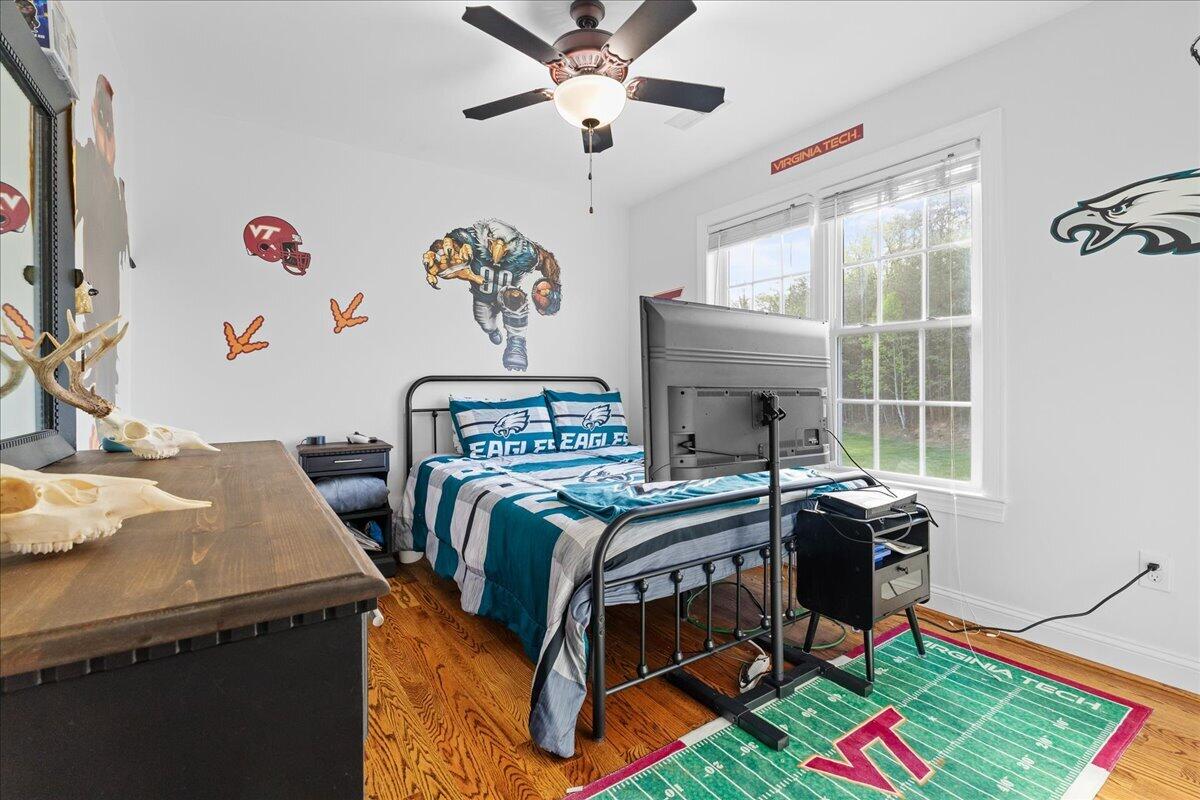 1695 Red Ln Extension Salem, VA 24153 - Photo 25 of 41 a bedroom with a bed and a desk