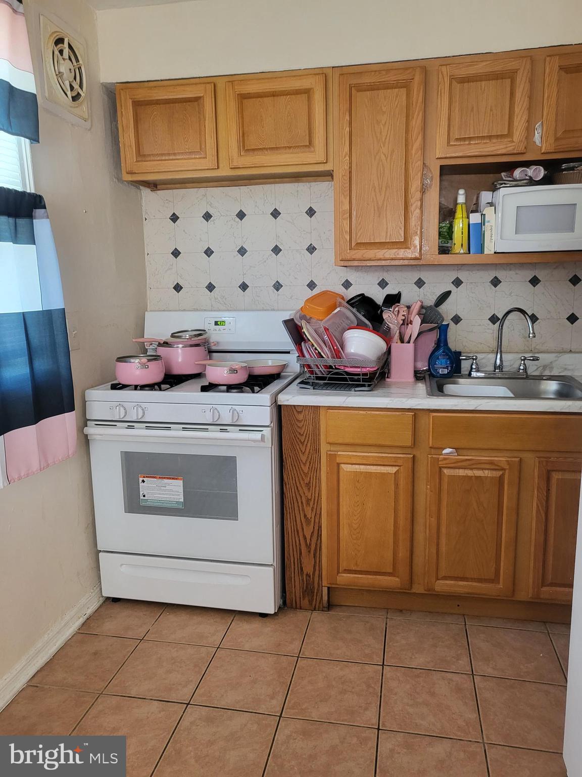 1037 Fanshawe Street Philadelphia, PA 19111 - Photo 6 of 29