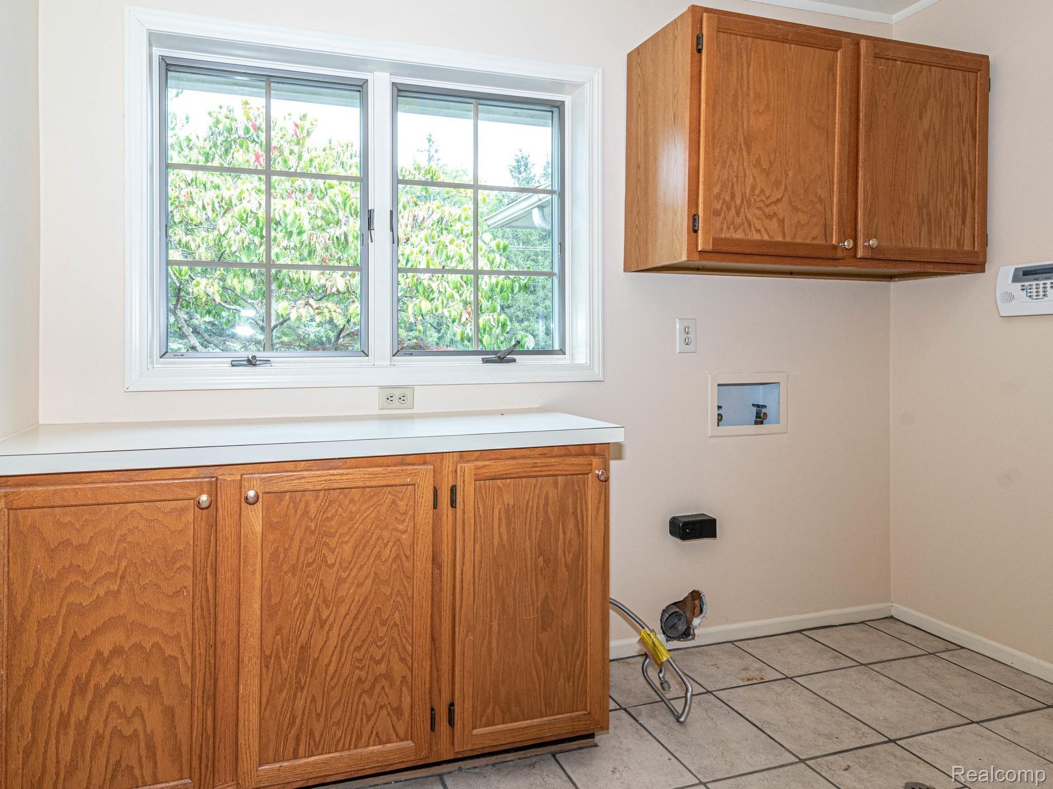 5255 Stickney Road Clarkston, MI 48348 - Photo 29 of 80 Large Laundry / Mud Room