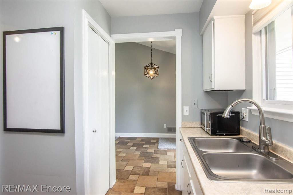 1649 Emerson Circle Rochester Hills, MI 48307 - Photo 11 of 29