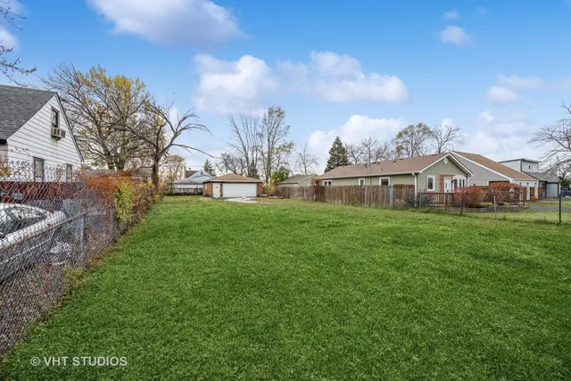 a view of an house with backyard and garden