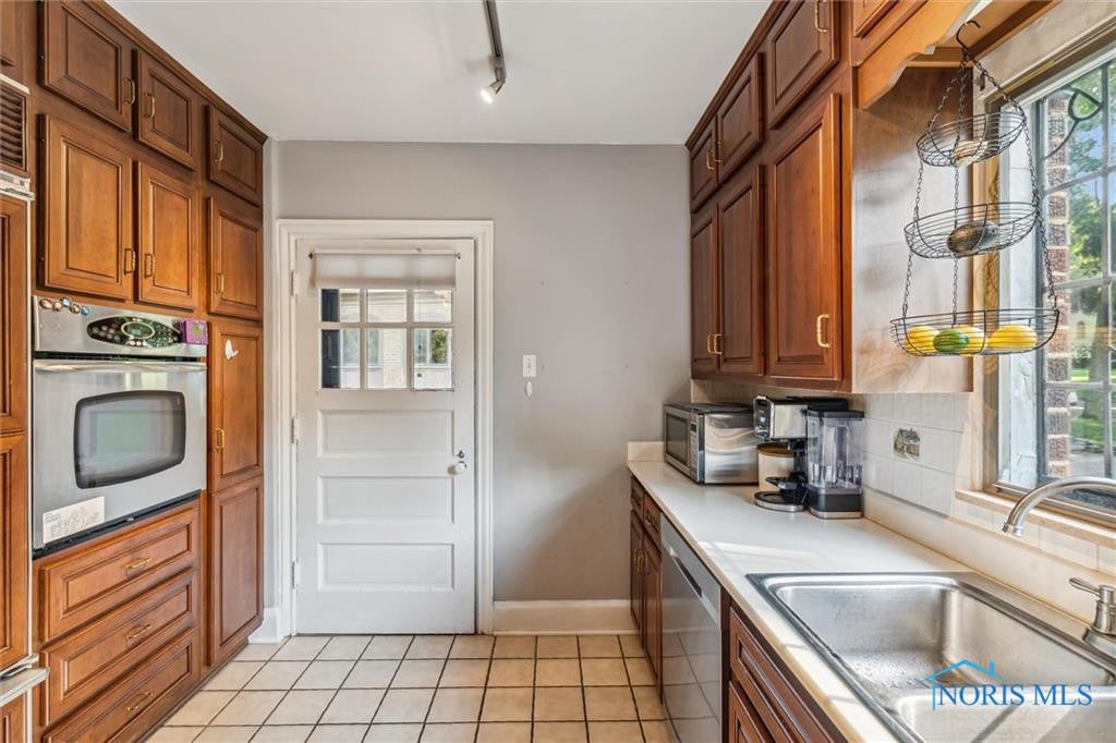 3821 Sulphur Spring Road Toledo, OH 43606 - Photo 16 of 41 Kitchen