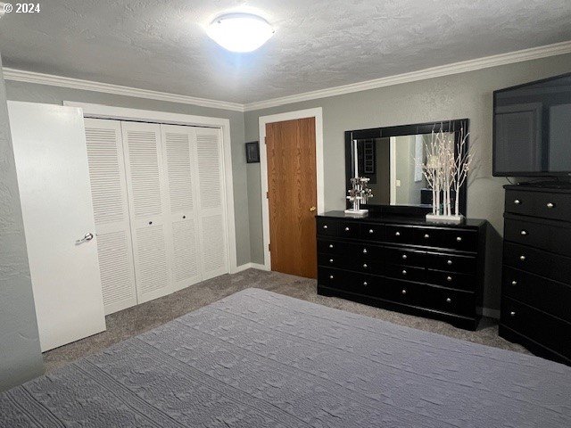 187 Greenvale Drive Springfield, OR 97477 - Photo 18 of 36 a room with a dresser and a mirror