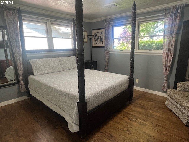 187 Greenvale Drive Springfield, OR 97477 - Photo 19 of 36 a large bed sitting in a bedroom next to a window