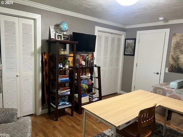 187 Greenvale Drive Springfield, OR 97477 - Photo 21 of 36 a room with a table chairs and a refrigerator