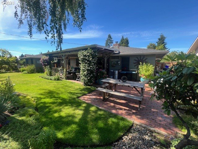 187 Greenvale Drive Springfield, OR 97477 - Photo 26 of 36 a view of a backyard with table and chairs and potted plants