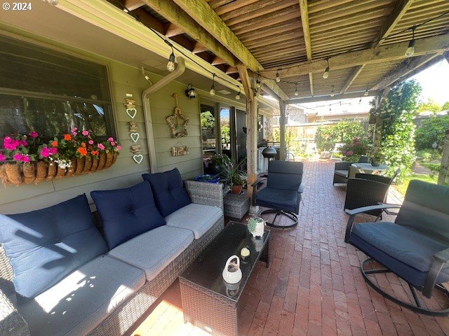 187 Greenvale Drive Springfield, OR 97477 - Photo 29 of 36 a living room with furniture and wooden floor