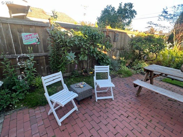 187 Greenvale Drive Springfield, OR 97477 - Photo 31 of 36 a view of a bench in a patio