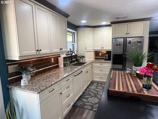 187 Greenvale Drive Springfield, OR 97477 - Photo 6 of 36 a kitchen with kitchen island granite countertop a sink stove and cabinets
