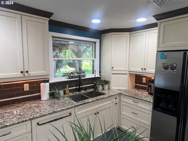 187 Greenvale Drive Springfield, OR 97477 - Photo 7 of 36 a kitchen with granite countertop a refrigerator sink and stove