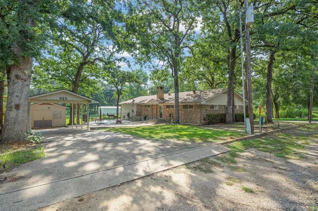 a view of a barn in the middle of a yard