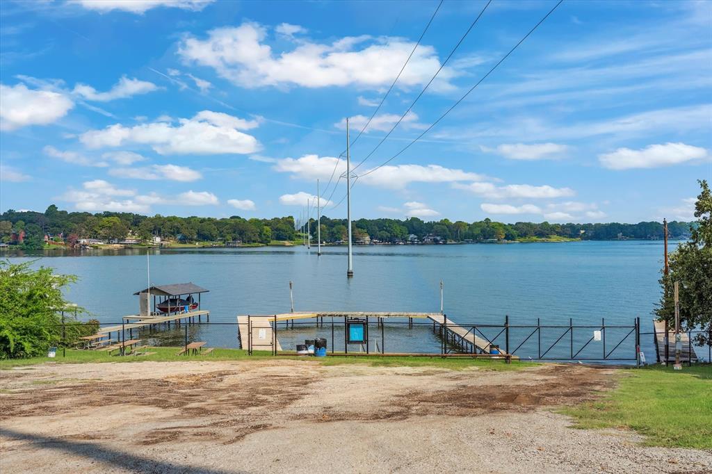 913 Doe Run Road Tool, TX 75143 - Photo 35 of 38 Maintained by the HOA and for neighborhood residents only, you'll have full use of the boat launch and pier -- all the conveniences without the upkeep!