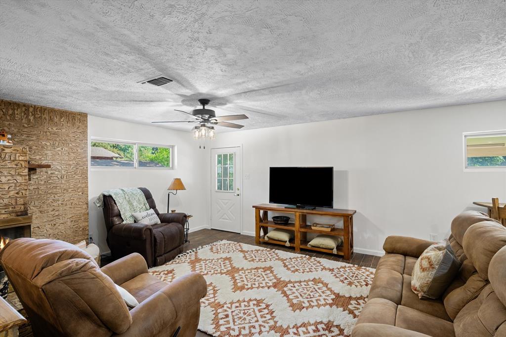 913 Doe Run Road Tool, TX 75143 - Photo 9 of 38 This spacious living area is set-up to allow for flexibility in furniture arrangement.